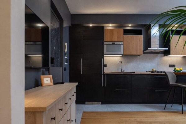 Kühlschrank, Mikrowelle, Herdplatte, Geschirrspüler