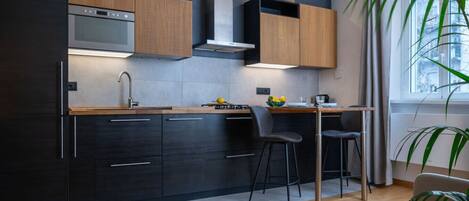 Kühlschrank, Mikrowelle, Herdplatte, Geschirrspüler