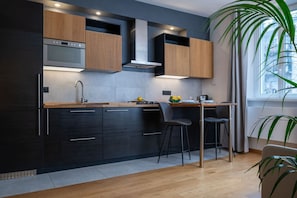 Réfrigérateur, four à micro-ondes, surface de cuisson, lave-vaisselle