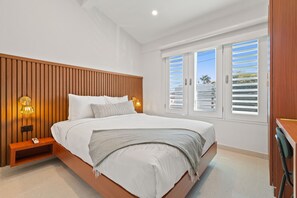 Minibar, caja de seguridad en la habitación y escritorio 