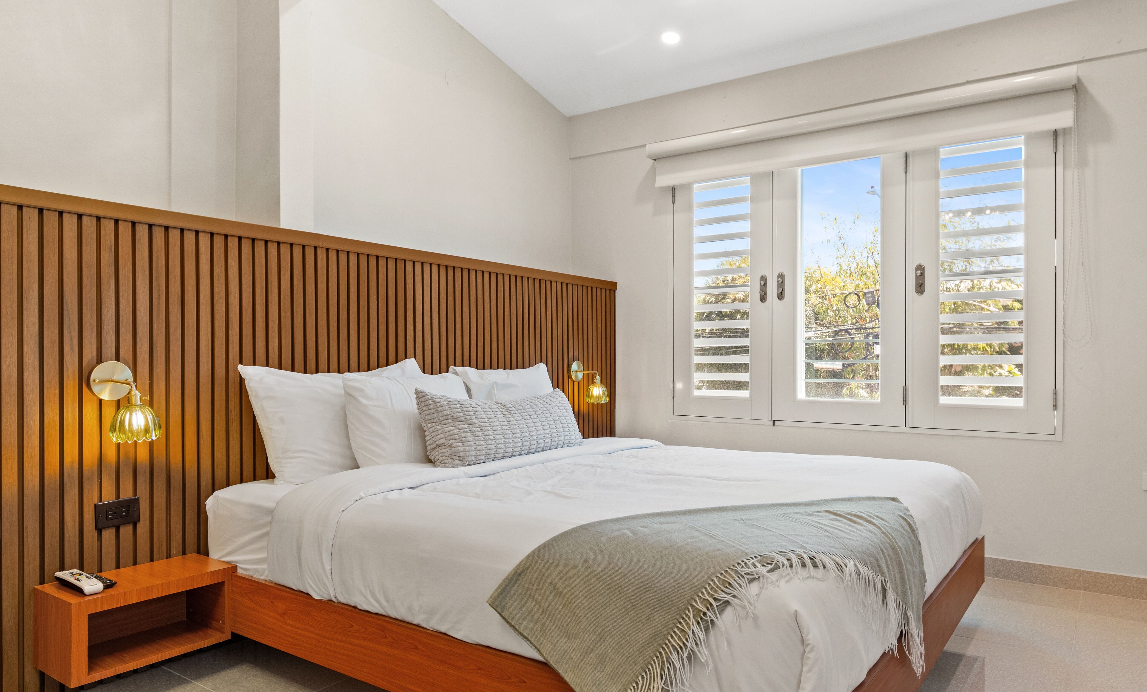 Deluxe Room, 1 King Bed, Non Smoking | Minibar, in-room safe, desk, laptop workspace