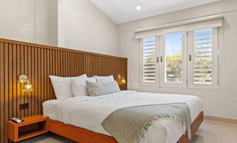 华丽客房, 1 张特大床, 无烟房 | 迷你吧、客房内保险箱、办公桌、笔 记本电脑工作区