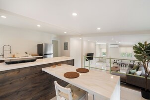 奢华开间套房, 厨房, 城市景观 | 私人厨房 | 公用微波炉