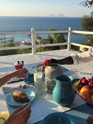 Outdoor dining - La Casa del Nespolo - Cola&Caterina Suite w/ Seaview Pool, Sunset Terrace & RHIB (Scafa)