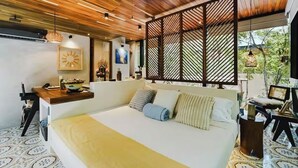 Room - Heart Fire Glass Treehouse: 
Sanctuary Space  for Couples & Solo Travelers (Tulum)