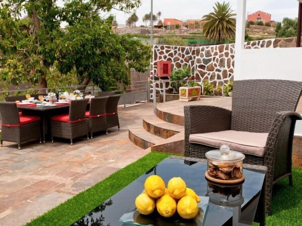 Outdoor dining - Global Villa Parralito Ingenio 8326 (Ingenio)