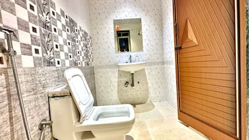Quarto quádruplo família, vista para a cidade | Banheiro | Chuveiro, produtos de toalete grátis, toalhas de banho, sabonete
