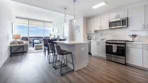 Luxury Apartment, 2 Bedrooms, Kitchen | Private kitchen | Full-size fridge, microwave, oven, stovetop - Atlantic Station West (Stamford)
