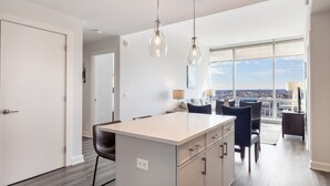 Luxury Apartment, 2 Bedrooms, Kitchen | Private kitchen | Full-size fridge, microwave, oven, stovetop - Atlantic Station West (Stamford)