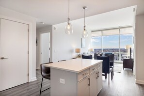 Luxury Apartment, 2 Bedrooms, Kitchen | Private kitchen | Full-sized fridge, microwave, oven, stovetop - Atlantic Station West (Stamford)