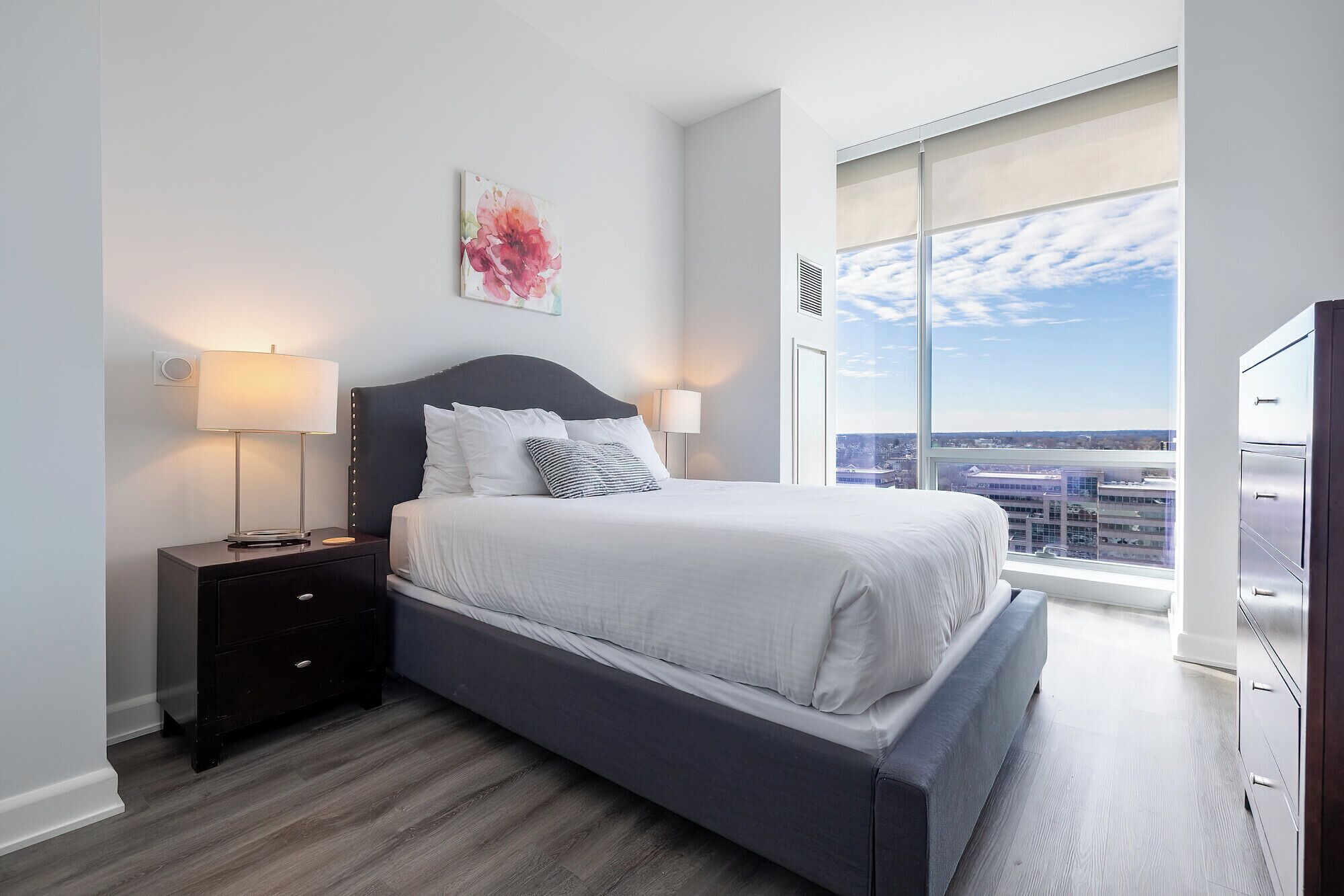 Departamento de lujo, 2 habitaciones, cocina | 2 habitaciones, ropa de cama de alta calidad, edredón y escritorio 