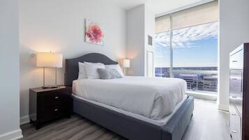 Departamento de lujo, 2 habitaciones, cocina | 2 habitaciones, ropa de cama de alta calidad, edredón y escritorio