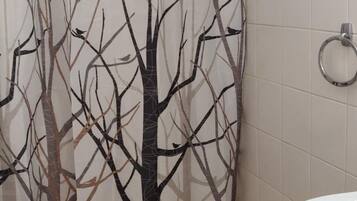 シャワー、ヘアドライヤー、タオル