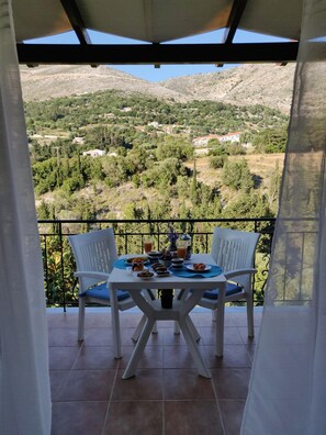 Outdoor dining - Myrtos Cottages Euterpi (Divarata)