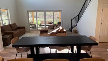 TV connectée, table de tennis de table, livres