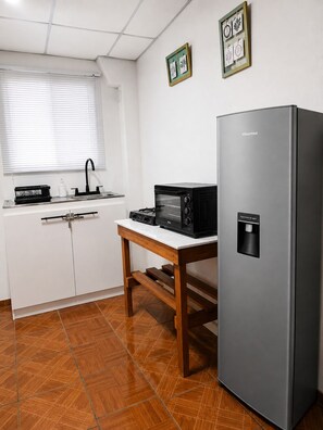 Coffee/tea maker, fridge, microwave, cookware/dishes/utensils