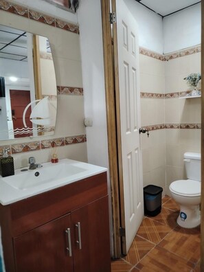 Een bidet, handdoeken, zeep, toiletpapier