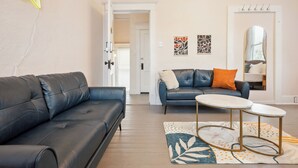 TV - Charming Retreat 4BR w/ Pool table + Board games (Savannah)