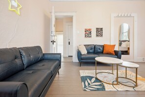 Living area - Charming Retreat 4BR w/ Pool table + Board games (Savannah)
