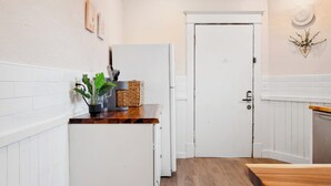 Interior - Charming Retreat 4BR w/ Pool table + Board games (Savannah)
