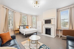 4 bedrooms, WiFi, bed sheets - Charming Retreat 4BR w/ Pool table + Board games (Savannah)