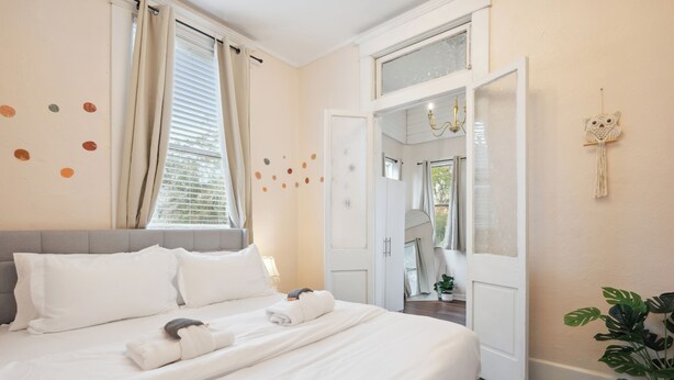 4 bedrooms, desk, WiFi, bed sheets - Charming Retreat 4BR w/ Pool table + Board games (Savannah)