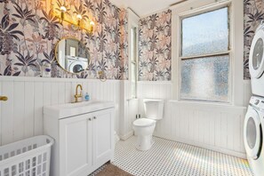 Hair dryer, towels, soap, toilet paper - Charming Retreat 4BR w/ Pool table + Board games (Savannah)