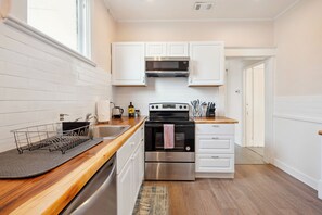 Private kitchen - Charming Retreat 4BR w/ Pool table + Board games (Savannah)
