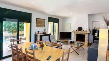 Casa, 4 dormitoris, terrassa | Servei de restauració