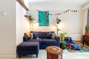 TV, books - Stylish & Spacious 3-Bed Home in Vibrant Bow (London)