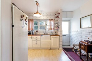 Fridge, microwave, oven, stovetop - Stylish & Spacious 3-Bed Home in Vibrant Bow (London)