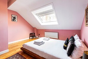 3 bedrooms, desk, iron/ironing board, internet - Stylish & Spacious 3-Bed Home in Vibrant Bow (London)