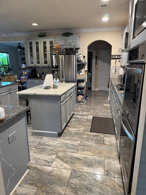 Microwave, oven, stovetop, dishwasher - Cozy 1-bedroom with WiFi and AC in a quiet save neighborhood (Loganville)