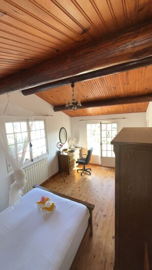 4 habitaciones, tabla de planchar con plancha, cuna de viaje y wifi