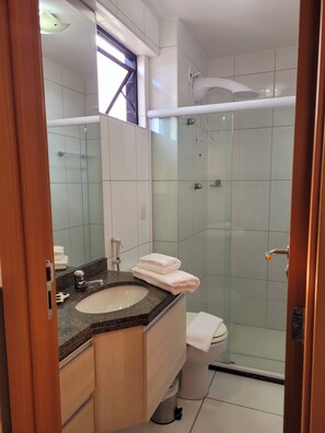 Dusche, Haartrockner, Handtücher, Seife