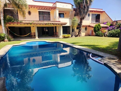 Garden House Chalma with Pool, Billiards and Volleyball