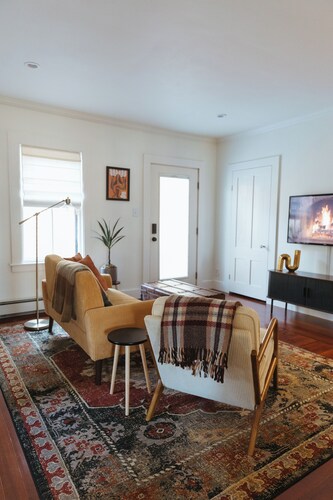 Millside Maynard: Walkable Private 2BR/Flex Office with WiFi, Parking, Backyard.