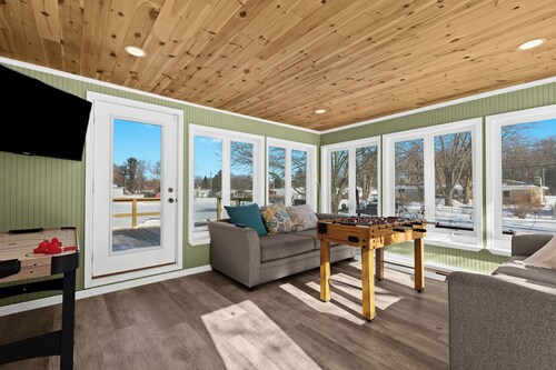 Tan Lake Oasis: Modern Lakefront w/ Game Room, 2 min to Downtown Oxford