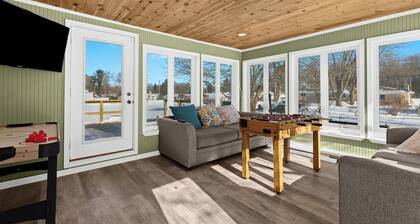 Tan Lake Oasis: Modern Lakefront w/ Game Room, 2 min to Downtown Oxford