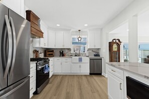 冷蔵庫、電子レンジ、オーブン、コンロ