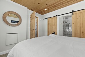 3 室のベッドルーム、アイロン / アイロン台、WiFi (無料)、ベッドシーツ