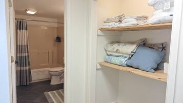 Secadora de cabello, toallas, jabón, papel de baño