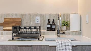 Frigorífico, microondas, placa de cocina y cafetera o tetera