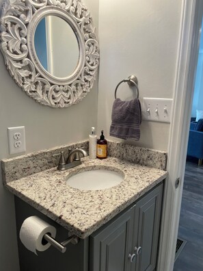 Douche, sèche-cheveux, serviettes fournies, savon