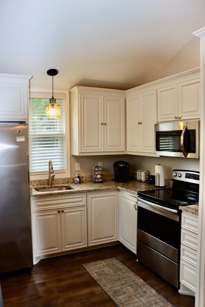 Fridge, microwave, oven, stovetop - Breezy's Blyss Cottage On Lake Murray - Lexington - Winter Discounts! (Gilbert)