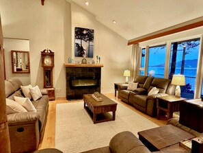 TV connectée, cheminée, livres, espaces bureaux