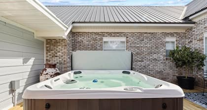 Relaxing in Nature Retreat - Indoor heated pool, Spa, Art Studio, 5-star Bkfst.