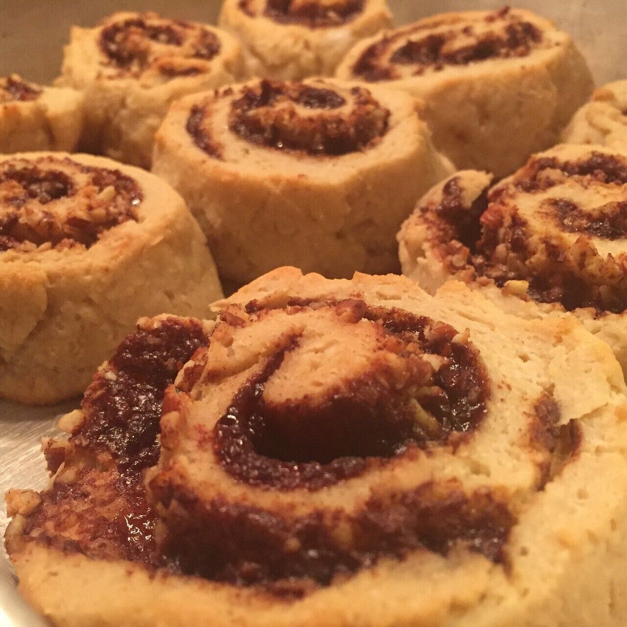Un vassoio di cinnamon rolls.