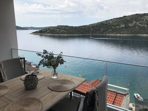 Outdoor dining - Fantastic apartment by the sea in Vinisce (Vinišce)