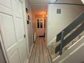 Interior - 3 bedroom home, king size, private driveway, pet friendly, 2 secluded gardens (Hereford, Herefordshire)